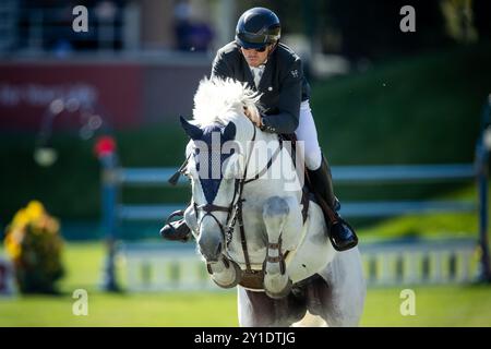 Calgary, Kanada - 5. September 2024. Kristaps Neretnieks aus Lettland Riding Corlansky-Pro tritt bei den Spruce Meadows „Masters“ 2024 in Calgary Alberta an. Stockfoto