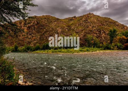 Dramatische Landschaft eines schnellen Gebirgsflusses Stockfoto