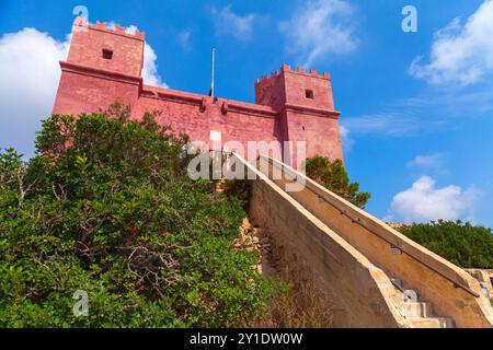 Sommerlandschaft mit Saint-Agathas-Turm. Es handelt sich um einen großen Wachturm in Mellieha, Malta. Er wurde zwischen 1647 und 1649 erbaut, auch bekannt als Roter Turm oder Stockfoto