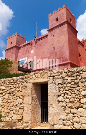 Äußere des St. Agathas Turms, vertikales Foto an einem sonnigen Tag. Roter Turm oder Fort Saint Agatha. Es handelt sich um einen großen Wachturm in Mellieha, Malta. Das war es Stockfoto