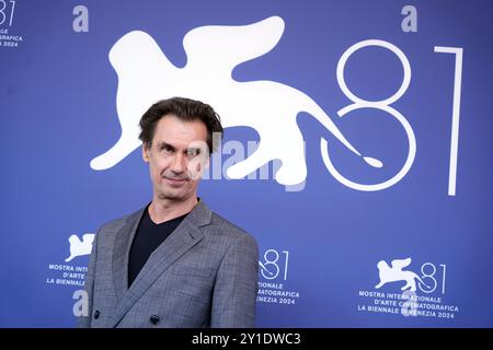 Venedig, Italien. September 2024. Fabrizio Gifuni nimmt am 81. Internationalen Filmfestival Venedig am 06. September 2024 in Venedig Teil. (Foto: Gian Mattia D'Alberto/LaPresse) Credit: LaPresse/Alamy Live News Stockfoto