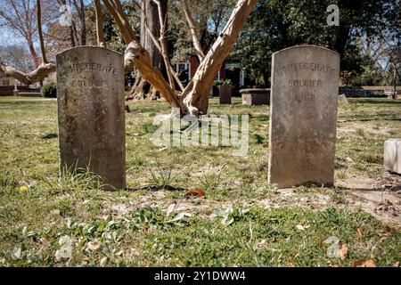 Die Gräber zweier konföderierter Soldaten aus dem Amerikanischen Bürgerkrieg, die auf dem Friedhof der Bruton Parish Church in Colonial Williamsburg, Virginia, beigesetzt wurden. Stockfoto