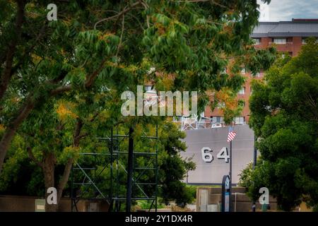 Ein Blick durch die Bäume der USS Wisconsin (BB-64) in der Innenstadt von Norfolk, Virginia. Stockfoto
