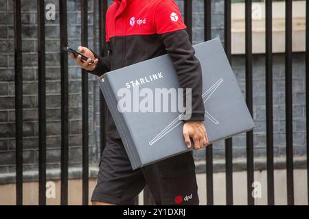 London, England, Großbritannien. September 2024. Ein Liefermann wird gesehen, der Elon Musks Firma Starlink's Satellitenantenne zur Downing Street 10 bringt. (Kreditbild: © Tayfun Salci/ZUMA Press Wire) NUR REDAKTIONELLE VERWENDUNG! Nicht für kommerzielle ZWECKE! Stockfoto