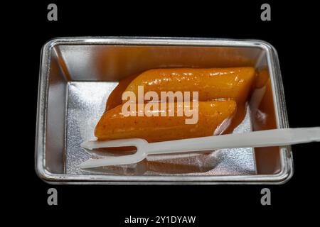 Scharfer Reiskuchen Tteokbokki. Koreanisches Essen in Aluminiumschale Stockfoto