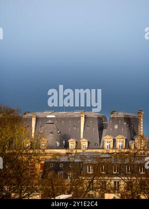 Ein verblasster Blick auf das Rathaus von Versailles, das in einem Nebel der Zeit gehüllt ist, wo der gegenwärtige Moment durch den Schleier der Geschichte flüstert. Stockfoto