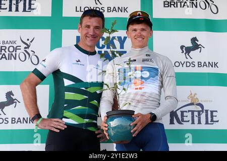 Oscar Onley (rechts) vom Team dsm-firmenich PostNL, nachdem er nach der vierten Etappe der Lloyds Bank Tour of Britain Men 2024 von Derby nach Newark-on-Trent Kronbester junger Fahrer war. Bilddatum: Freitag, 6. September 2024. Stockfoto