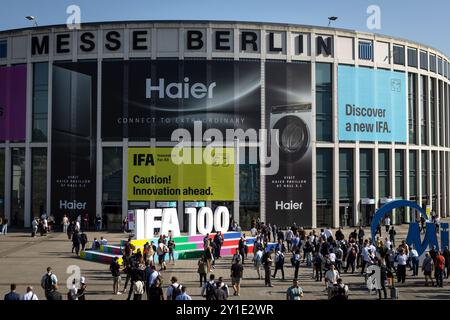 Berlin, Deutschland. September 2024. Die weltweit größte Consumer- und Elektronikmesse, die IFA 2024, startet in der Messe Berlin und der Station Berlin in der deutschen Hauptstadt. Mehr als 1,800 Aussteller weltweit, Hunderte Redner und mehr als 180,000 Besucher werden an der beliebten Messe in Berlin erwartet. Quelle: Gonzales Photo/Alamy Live News Stockfoto