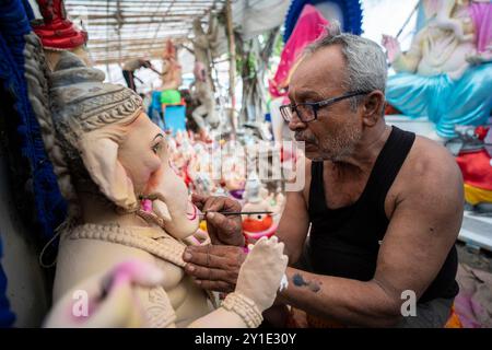 5. September 2024: Ein Handwerker ziert ein Idol der Elefantenköpfigen hinduistischen Gottheit Ganesha bei einem Workshop vor dem Ganesh Chaturthi Festival am 5. September 2024 in Guwahati, Assam, Indien. (Kreditbild: © David Talukdar/ZUMA Press Wire) NUR REDAKTIONELLE VERWENDUNG! Nicht für kommerzielle ZWECKE! Quelle: ZUMA Press, Inc./Alamy Live News Stockfoto