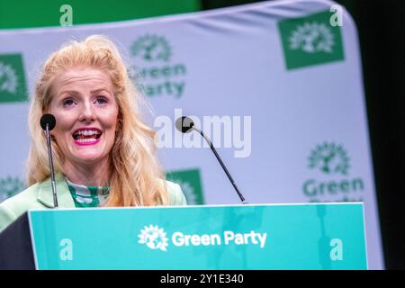 Manchester, Großbritannien. September 2024. Stadträtin Hannah Ramsay. Rede von Adrian Ramsay, die von der Gründerrätin Hannah Spencer vorgestellt wurde. Carla Denyer konnte aufgrund von covid-ähnlichen Symptomen nicht persönlich teilnehmen. Ein kurzes Video wurde in der Halle von dem vermissten Co-Leiter gezeigt. Green Party Conference Manchester Conference Central. Manchester UK. Quelle: GaryRobertsphotography/Alamy Live News Stockfoto
