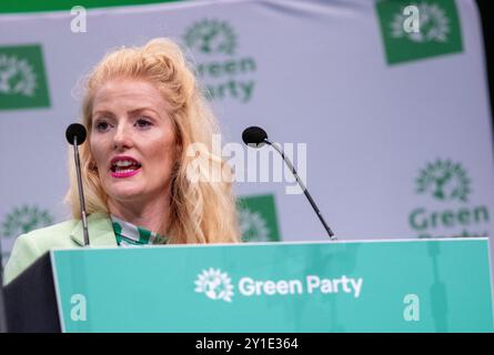 Manchester, Großbritannien. September 2024. Stadträtin Hannah Ramsay. Rede von Adrian Ramsay, die von der Gründerrätin Hannah Spencer vorgestellt wurde. Carla Denyer konnte aufgrund von covid-ähnlichen Symptomen nicht persönlich teilnehmen. Ein kurzes Video wurde in der Halle von dem vermissten Co-Leiter gezeigt. Green Party Conference Manchester Conference Central. Manchester UK. Quelle: GaryRobertsphotography/Alamy Live News Stockfoto