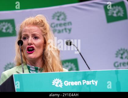Manchester, Großbritannien. September 2024. Stadträtin Hannah Ramsay. Rede von Adrian Ramsay, die von der Gründerrätin Hannah Spencer vorgestellt wurde. Carla Denyer konnte aufgrund von covid-ähnlichen Symptomen nicht persönlich teilnehmen. Ein kurzes Video wurde in der Halle von dem vermissten Co-Leiter gezeigt. Green Party Conference Manchester Conference Central. Manchester UK. Quelle: GaryRobertsphotography/Alamy Live News Stockfoto