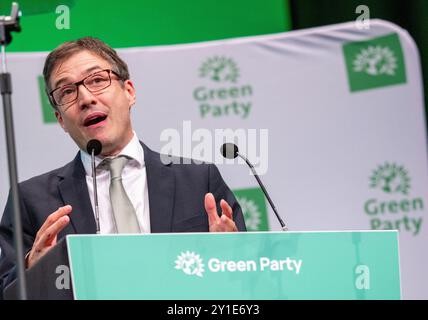 Manchester, Großbritannien. September 2024. Adrian Ramsay, Vorsitzender der Grünen. Rede von Adrian Ramsay, die von der Gründerrätin Hannah Spencer vorgestellt wurde. Carla Denyer konnte aufgrund von covid-ähnlichen Symptomen nicht persönlich teilnehmen. Ein kurzes Video wurde in der Halle von dem vermissten Co-Leiter gezeigt. Green Party Conference Manchester Conference Central. Manchester UK. Quelle: GaryRobertsphotography/Alamy Live News Stockfoto