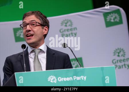 Manchester, Großbritannien. September 2024. Adrian Ramsay, Vorsitzender der Grünen. Rede von Adrian Ramsay, die von der Gründerrätin Hannah Spencer vorgestellt wurde. Carla Denyer konnte aufgrund von covid-ähnlichen Symptomen nicht persönlich teilnehmen. Ein kurzes Video wurde in der Halle von dem vermissten Co-Leiter gezeigt. Green Party Conference Manchester Conference Central. Manchester UK. Quelle: GaryRobertsphotography/Alamy Live News Stockfoto