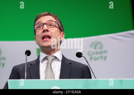 Manchester, Großbritannien. September 2024. Adrian Ramsay, Vorsitzender der Grünen. Rede von Adrian Ramsay, die von der Gründerrätin Hannah Spencer vorgestellt wurde. Carla Denyer konnte aufgrund von covid-ähnlichen Symptomen nicht persönlich teilnehmen. Ein kurzes Video wurde in der Halle von dem vermissten Co-Leiter gezeigt. Green Party Conference Manchester Conference Central. Manchester UK. Quelle: GaryRobertsphotography/Alamy Live News Stockfoto