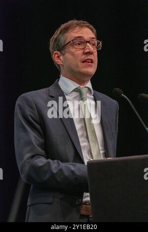 Manchester, Großbritannien. September 2024. Adrian Ramsay, Vorsitzender der Grünen. Rede von Adrian Ramsay, die von der Gründerrätin Hannah Spencer vorgestellt wurde. Carla Denyer konnte aufgrund von covid-ähnlichen Symptomen nicht persönlich teilnehmen. Ein kurzes Video wurde in der Halle von dem vermissten Co-Leiter gezeigt. Green Party Conference Manchester Conference Central. Manchester UK. Quelle: GaryRobertsphotography/Alamy Live News Stockfoto