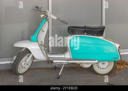 Belgrad, Serbien - 13. Juli 2024: Klassischer Motorroller Innocenti Lambretta Modell Li 150 Original hergestellt in Mailand Italien. Stockfoto