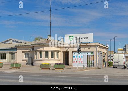 Sabac, Serbien - 4. April 2024: Eintritt zum Fabrikgebäude der Elixir Zorka Group Düngemittellieferanten der chemischen Industrie am sonnigen Frühlingstag. Stockfoto