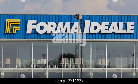 Smederevo, Serbien - 17. Juli 2024: Große Möbelhandlung Forma Ideale Building Hall in der Salinacka Street. Stockfoto