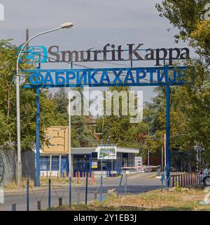 Belgrad, Serbien - 21. August 2024: Eingangstor zur Smurfit Kappa Paper Mill Factory Industry Production in Avala Ada Huja. Stockfoto