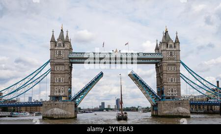 London, Großbritannien - 24. Juli 2024: Die Tower Bridge wurde für das Tourboot 'Gladys' eröffnet, ein Spritsail Barge, das ursprünglich 1901 von Cann, John und Herbert, Harw gebaut wurde Stockfoto