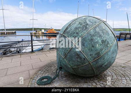 Lerwick, Shetland – 12. Juli 2024: Die öffentliche Kunstinstallation da Lightsome Booy von Jo Chapman befindet sich am Hafen von Lerwick und feiert SH Stockfoto