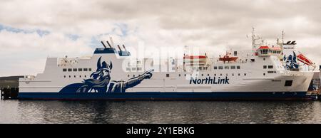 Lerwick (Shetland) – 12. Juli 2024: Die NorthLink Ferry hat zwei Schiffe, die jeden Abend fahren, eines von Aberdeen nach Lerwick und eines von Lerwick nach Aberdeen. Stockfoto