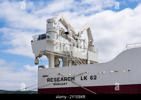 Lerwick, Shetland – 12. Juli 2024: Der pelagische Trawler Research LK 62 der Research Fishing Company verfügt über Triplex-Deck und Netzkrane. Stockfoto