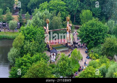 Niederlande, Biddinghuizen - 15. Juli 2014 - aus der Vogelperspektive eine Fahrt mit einem Freizeitpark, der einem Wikingerschiff ähnelt, umgeben von üppigem Grün und einem Wasserkörper. Stockfoto