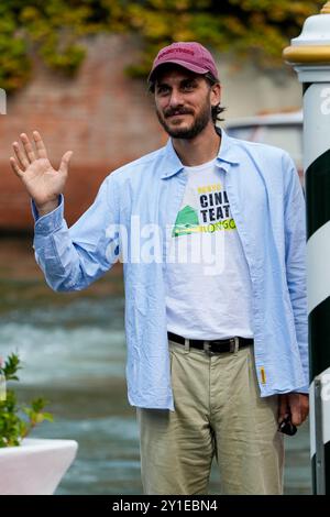 Venedig, Italien. September 2024. Luca Marinelli wurde während des 81. Internationalen Filmfestivals von Venedig in Darsena Excelsior in Venedig gesehen. Quelle: SOPA Images Limited/Alamy Live News Stockfoto