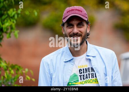 Venedig, Italien. September 2024. Luca Marinelli wurde während des 81. Internationalen Filmfestivals von Venedig in Darsena Excelsior in Venedig gesehen. Quelle: SOPA Images Limited/Alamy Live News Stockfoto