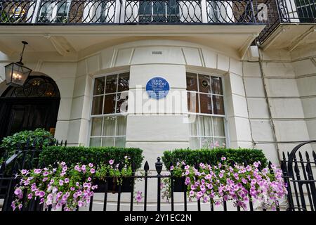 London, England, Großbritannien - 25. Juli 2024: 34 Montagu Square ist eine Adresse, an die English Heritage erinnert, mit einer blauen Markierungstafel für seine Verbindung zu Stockfoto