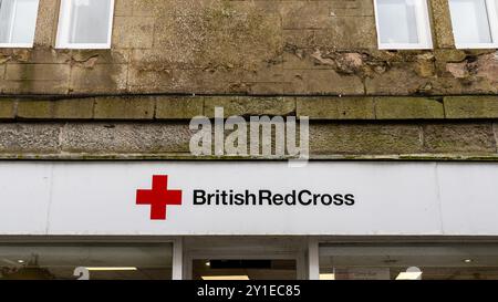 Lerwick, Shetland, Schottland - 12. Juli 2024: Das britische Rote Kreuz-Schild in ihrem Thrift-Laden an der Commercial Street Stockfoto