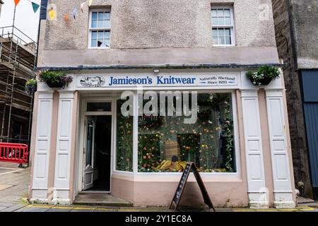 Lerwick, Shetland - 12. Juli 2024: Jamieson's Strickwaren kreiert traditionelle Strickwaren, die auf den Shetland Islands hergestellt werden und aus 100% reinem Stoff hergestellt werden Stockfoto