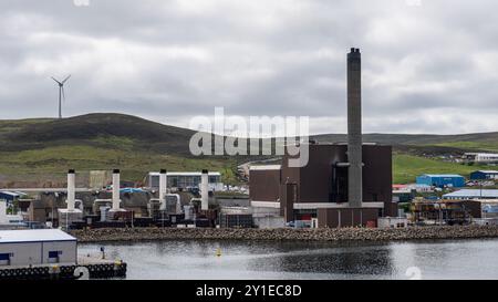 Lerwick, Shetland - 12. Juli 2024: Kraftwerk am Hafen von Lerwick. Stockfoto