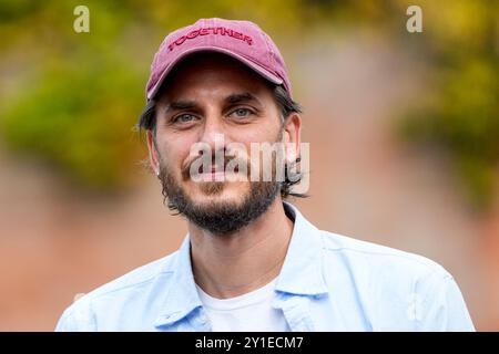 Venedig, Italien. September 2024. Luca Marinelli wurde während des 81. Internationalen Filmfestivals von Venedig in Darsena Excelsior in Venedig gesehen. (Foto: Stefano Costantino/SOPA Images/SIPA USA) Credit: SIPA USA/Alamy Live News Stockfoto