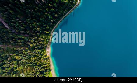 Eine atemberaubende Luftperspektive fängt die ruhige Schönheit des Plansees ein, gesäumt von dichtem Grün und mit sattem blauem Wasser. Die ruhige Umgebung lädt zu Abenteuern und Erkundungen ein. Stockfoto