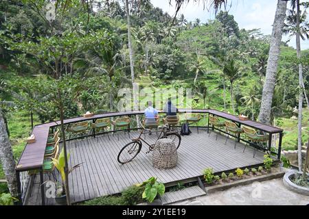 Zwei Touristen sitzen in einem Café mit Blick auf die Tegalalang Reisterrassen in Ubud, Bali - Indonesien Stockfoto