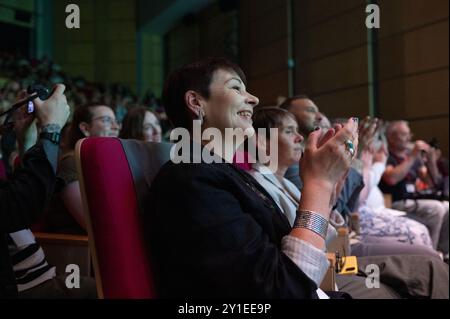 Manchester, Großbritannien. September 2024. Caroline Lucas hat auf der Konferenz klatschen gesehen. Die Grünen treffen sich in Manchester zu ihrer jährlichen Parteikonferenz. Quelle: SOPA Images Limited/Alamy Live News Stockfoto