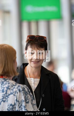 Manchester, Großbritannien. September 2024. Caroline Lucas spricht mit der Delegierten vor der Rede von Adrian Ramsay, die von Green Councillor Hannah Spencer vorgestellt wurde. Carla Denyer konnte aufgrund von covid-ähnlichen Symptomen nicht persönlich teilnehmen. Ein kurzes Video wurde in der Halle von dem vermissten Co-Leiter gezeigt. Green Party Conference Manchester Conference Central. Manchester UK. Quelle: GaryRobertsphotography/Alamy Live News Stockfoto