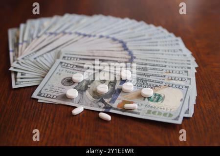 Schmerztabletten auf Geld Stockfoto