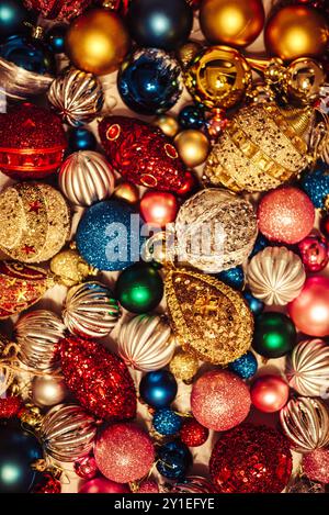 Verschiedene traditionelle weihnachtsdekorationen von oben. Vintage farbenfrohe Glas Weihnachtskugeln Hintergrund. Draufsicht. Lebhafter festlicher Wintergrüß ca. Stockfoto