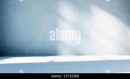 Leerer Raum mit Schatten vor der Fensterbeleuchtung. Minimaler Innenraum mit Betonwand und Boden. Ausstellungsraum für Architektur im Hintergrund. Stockfoto