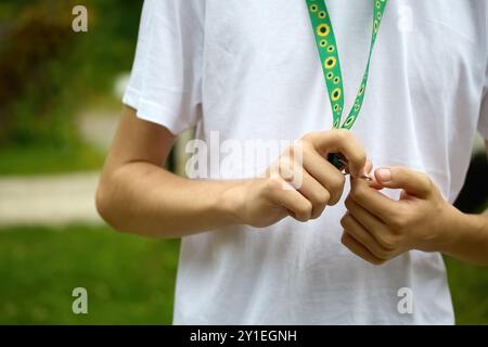 Sonnenblumen-Trageschlaufe, Symbol für Menschen mit unsichtbaren oder versteckten Behinderungen. Stockfoto