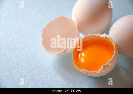 Eigelb des Weißen Eies. Ansicht schließen. Stockfoto