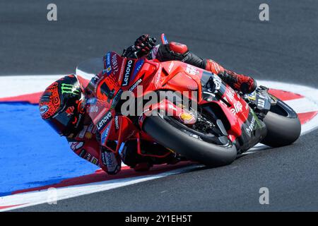 Misano Adriatico, Italien. September 2024. Francesco BAGNAIA (ITA) - Ducati Lenovo Team in Runde 4 während des Trainings der MotoGP Gran Premio Red Bull di San Marino 2024 in Misano Adriatico (Italien), 13. Runde der MotoGP Weltmeisterschaft 2024. Quelle: Riccardo Righetti/Alamy Live News Stockfoto