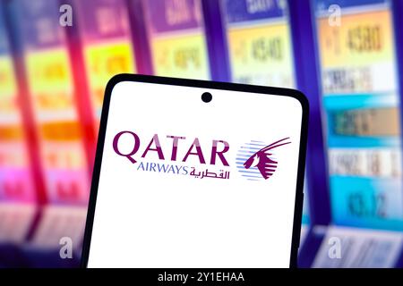 6. September 2024, Paraguay. In dieser Abbildung wird das Qatar Airways Logo auf einem Smartphone-Bildschirm angezeigt Stockfoto