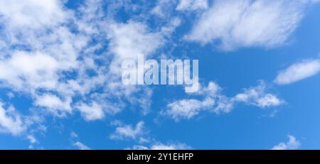Schöner blauer Himmel mit seltsamer Wolkenform am Morgen oder Abend wird als natürliche Hintergrundstruktur in dekorativen Kunstwerken verwendet Stockfoto