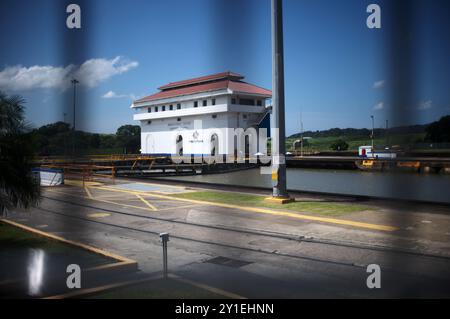 Panama, Pazifik und Atlantik. August 1914. Dieses Foto zeigt die Miraflores Schleusen am Panamakanal in der Nähe von Panama City, Panama, 28. August 2024. Der Panamakanal, der den Pazifik und den Atlantik verbindet, erstreckt sich über 80 Kilometer und ist eine der wichtigsten Handelswasserstraßen der Welt. Der Panamakanal wurde am 15. August 1914 offiziell eröffnet. In diesem Jahr jährt sich seine Eröffnung zum 110. Mal. Quelle: Zhao Kai/Xinhua/Alamy Live News Stockfoto