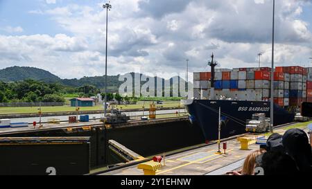 Panama, Pazifik und Atlantik. August 1914. Ein Frachtschiff fährt am 28. August 2024 durch die Miraflores Schleusen auf dem Panamakanal in der Nähe von Panama City, Panama. Der Panamakanal, der den Pazifik und den Atlantik verbindet, erstreckt sich über 80 Kilometer und ist eine der wichtigsten Handelswasserstraßen der Welt. Der Panamakanal wurde am 15. August 1914 offiziell eröffnet. In diesem Jahr jährt sich seine Eröffnung zum 110. Mal. Quelle: Li Muzi/Xinhua/Alamy Live News Stockfoto